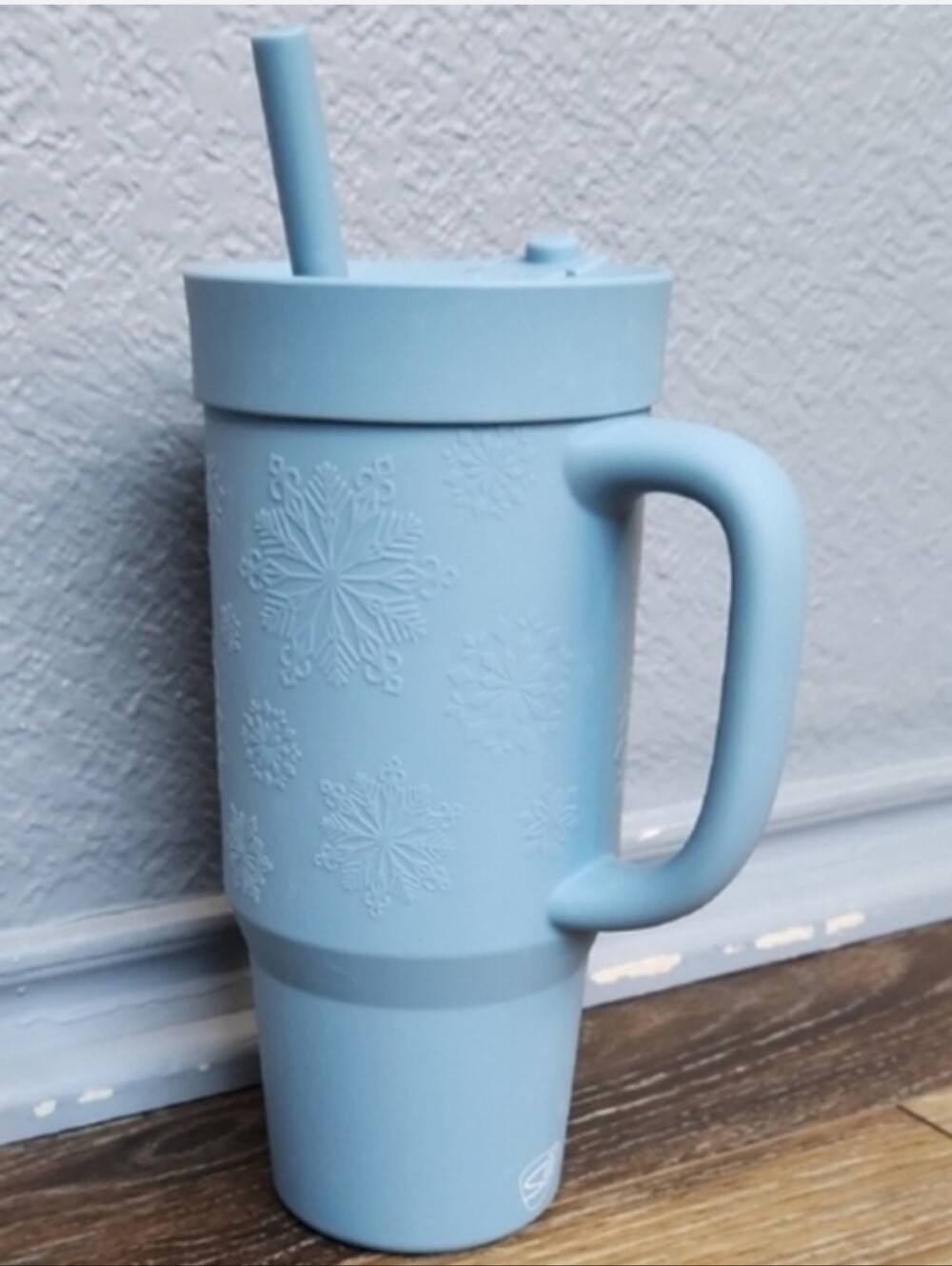 RETIRED Silipint 32 oz Straw Humbler Embossed Snowflake Ice Blue Tumbler